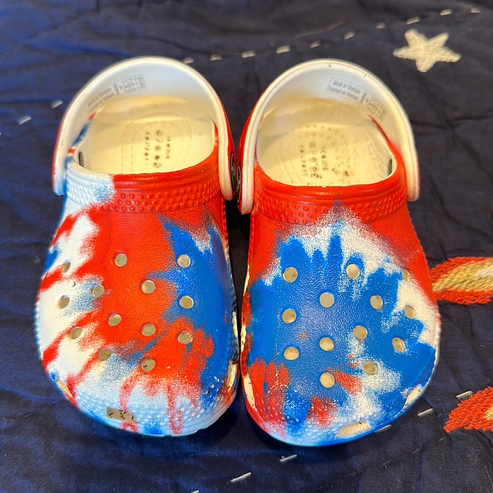 Child Crocs Size 6